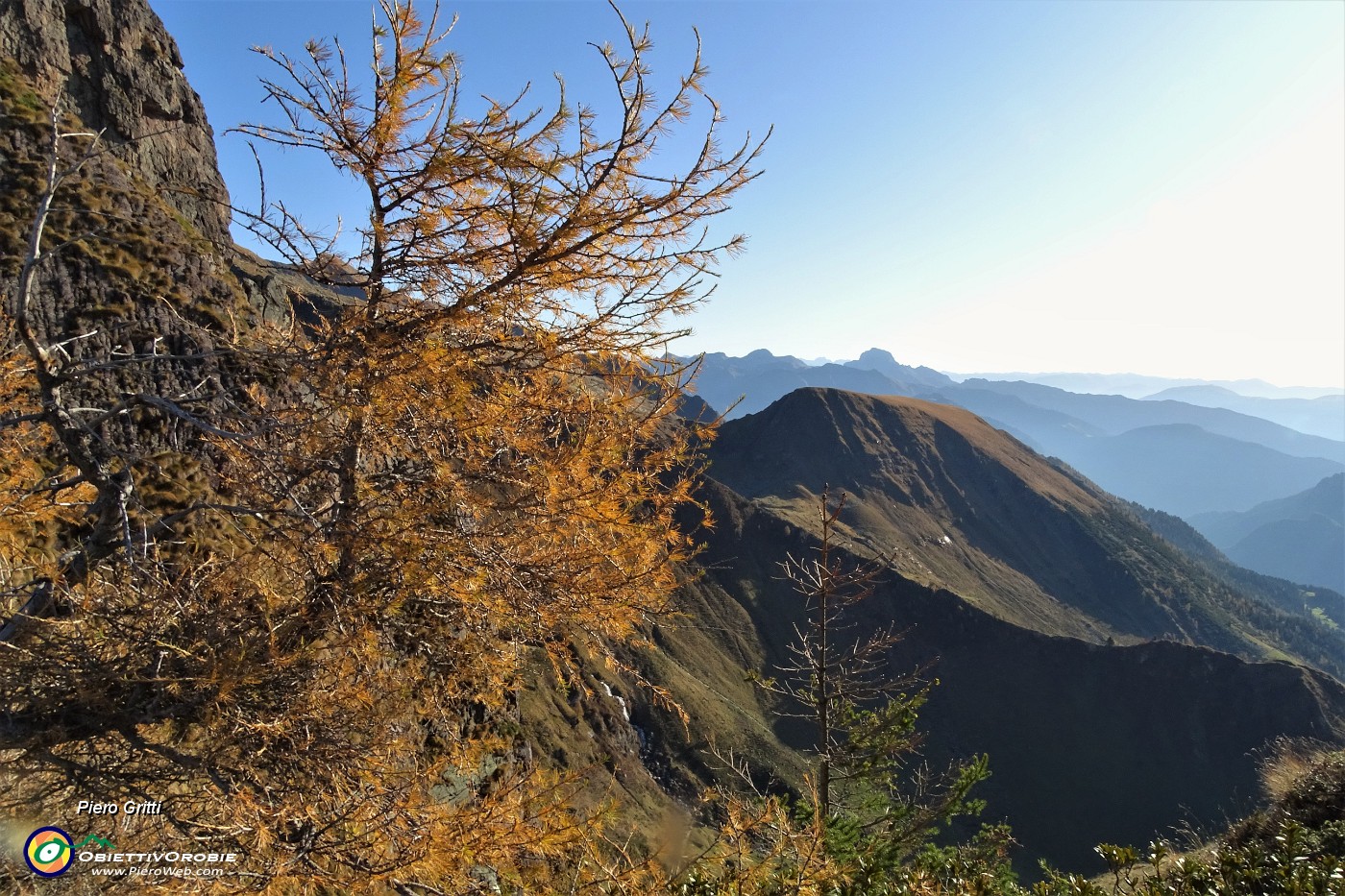 20 Intanto sguardo verso il Monte Campagano in Valcanale....JPG